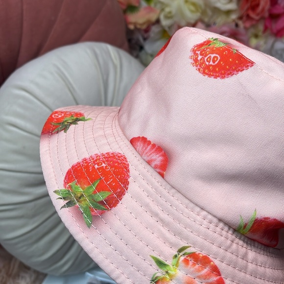 STRAWBERRY BUCKET HAT π - Picture 4 of 8